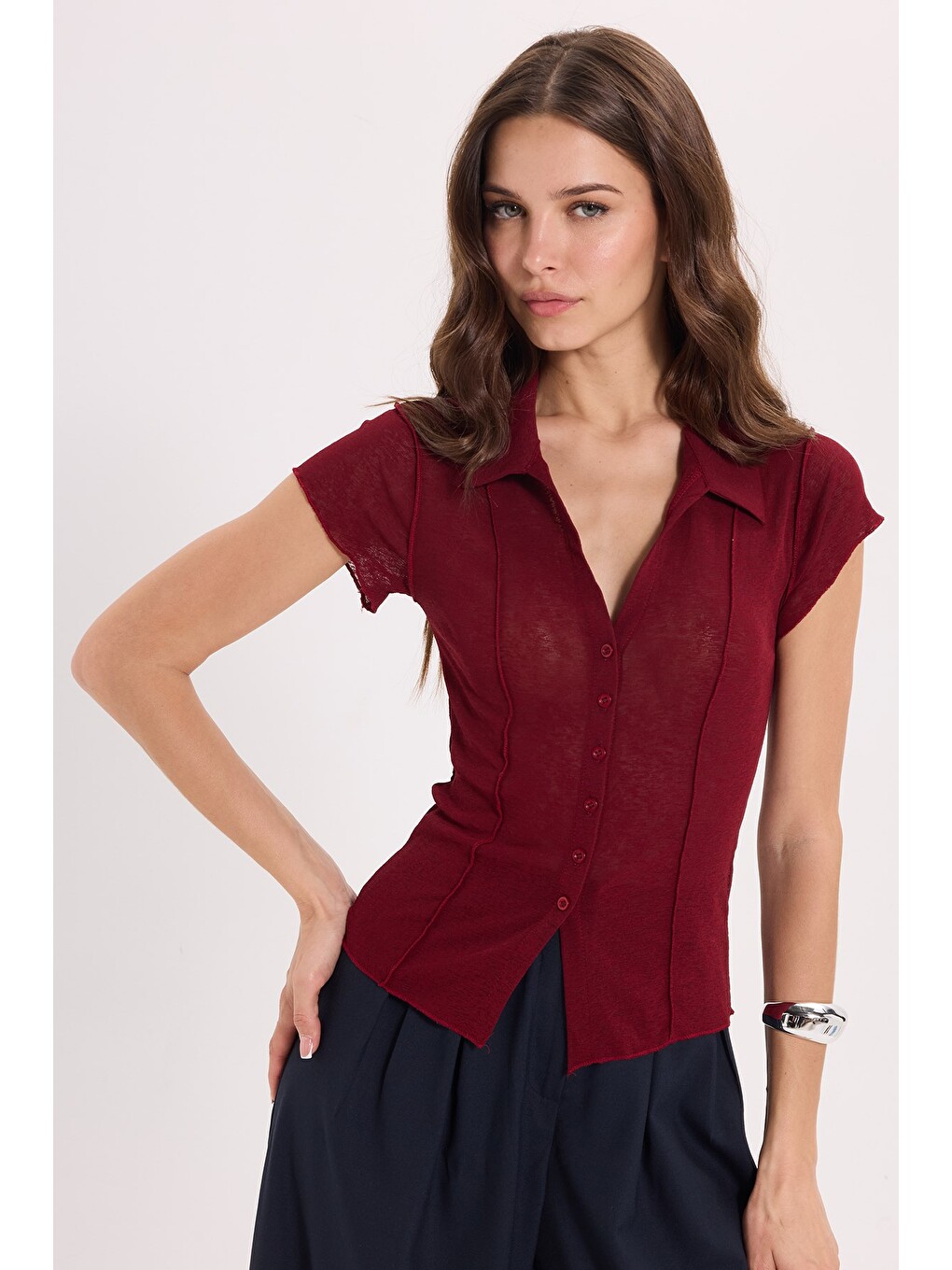 Kadın Slim Fit Dar Kesim Kısa Kollu Dikiş Detaylı Dokulu Düğmeli Bordo Bluz Gömlek-2