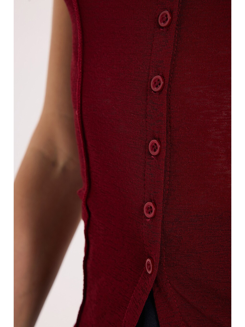 Kadın Slim Fit Dar Kesim Kısa Kollu Dikiş Detaylı Dokulu Düğmeli Bordo Bluz Gömlek-5