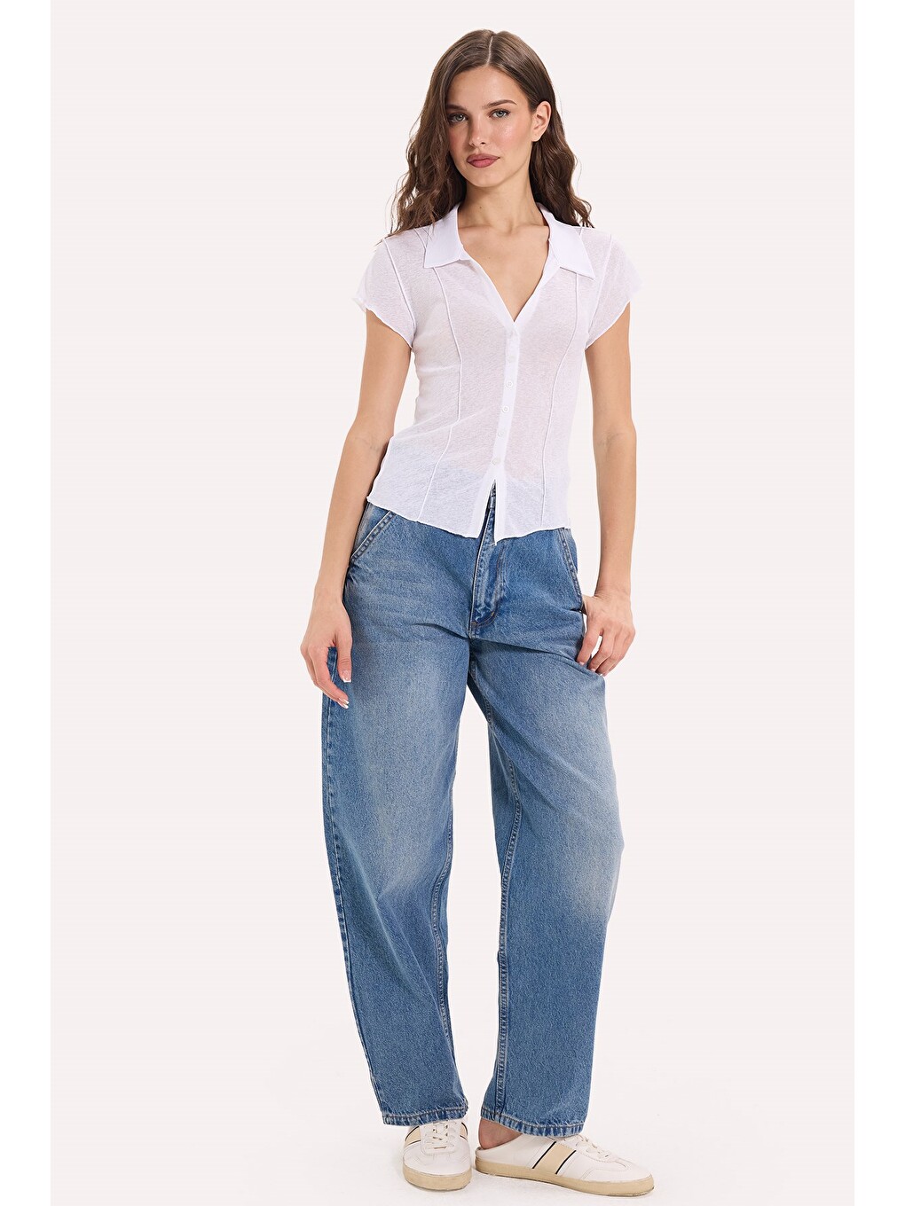 Kadın Slim Fit Dar Kesim Kısa Kollu Dikiş Detaylı Dokulu Düğmeli Beyaz Bluz Gömlek-1