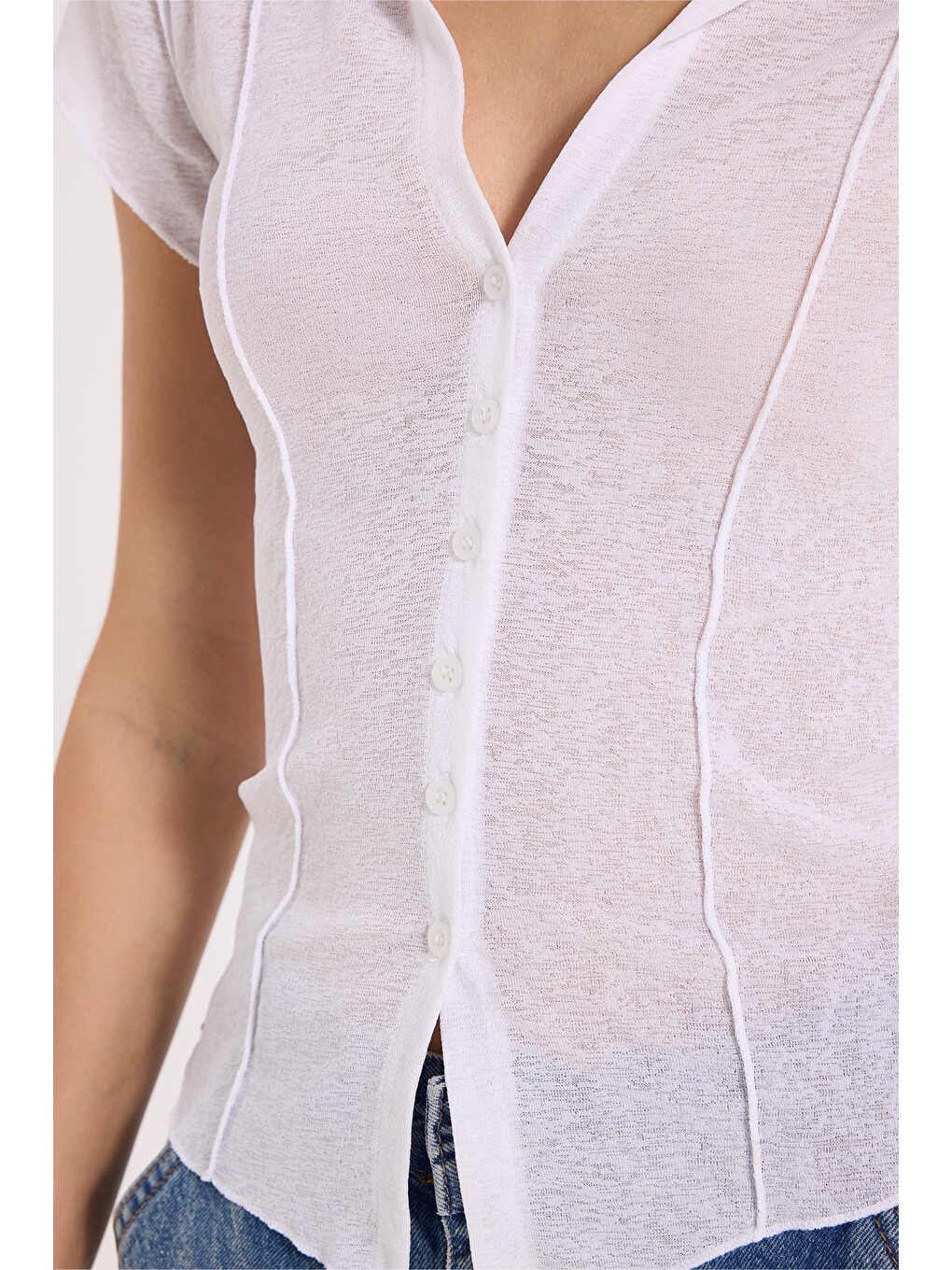 Kadın Slim Fit Dar Kesim Kısa Kollu Dikiş Detaylı Dokulu Düğmeli Beyaz Bluz Gömlek-4