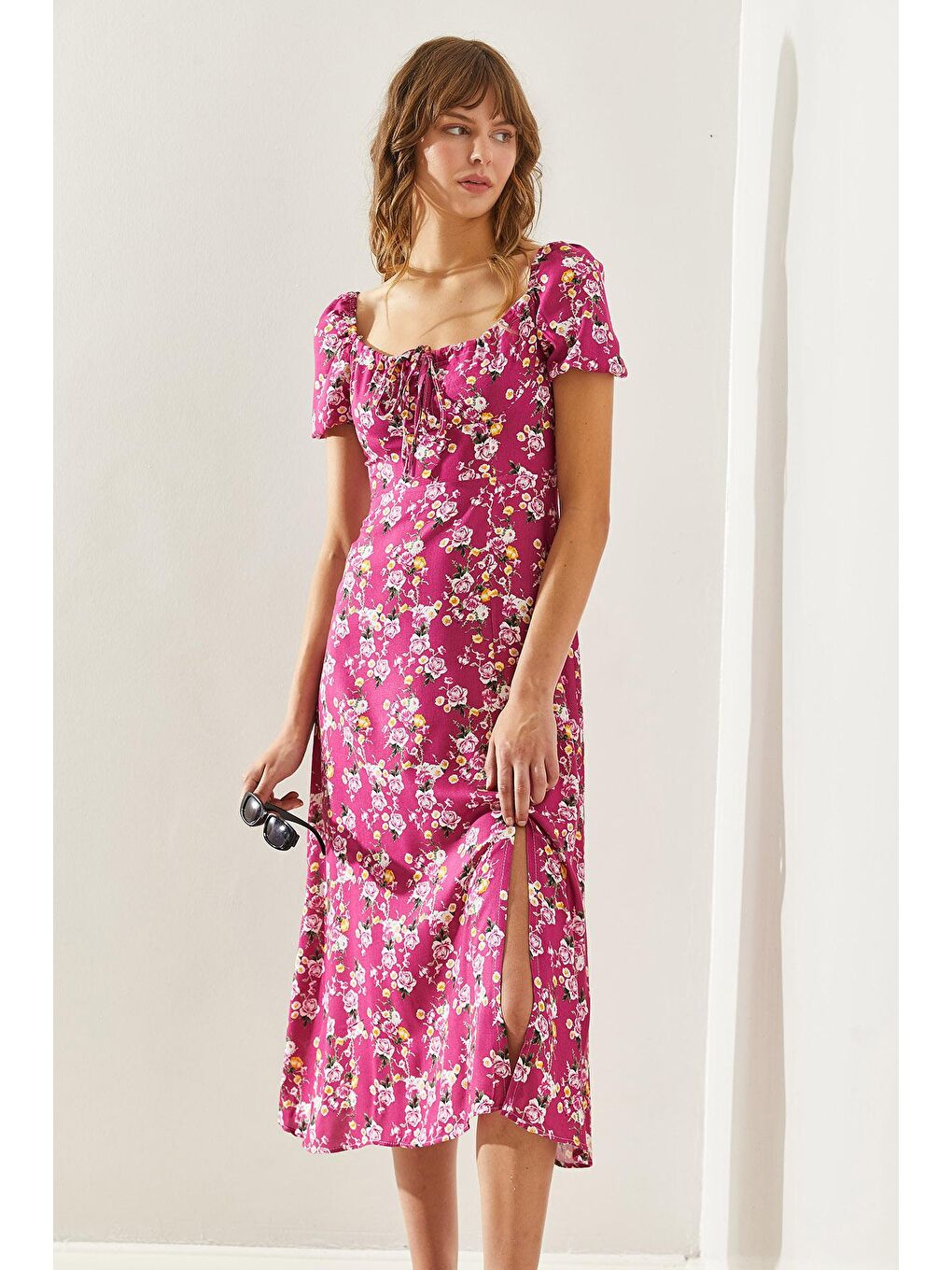 Fuşya Kadın Yaka Bağlama Detaylı Yırtmaçlı Çiçek Desenli Elbise-4