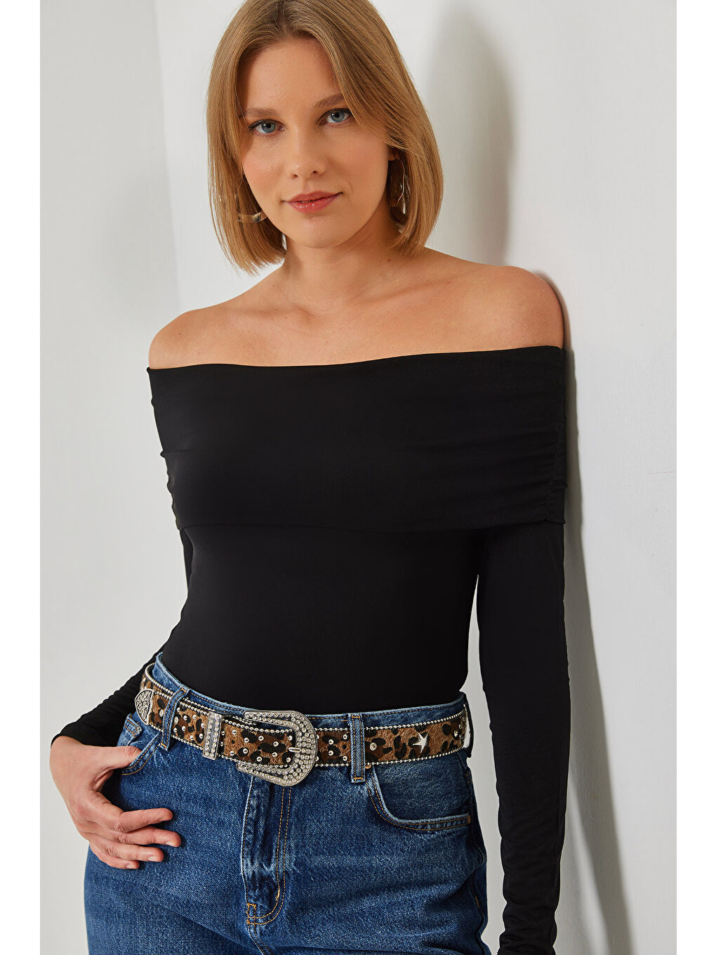 Siyah Kadın Madonna Yaka Bluz