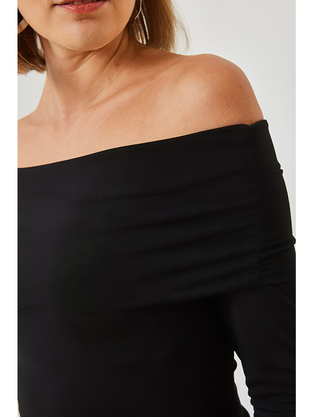 Siyah Kadın Madonna Yaka Bluz-4