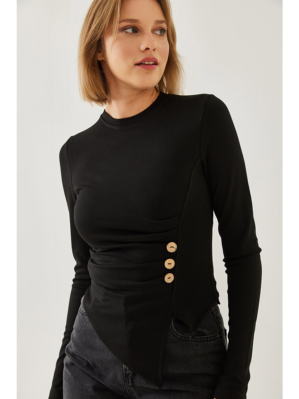 Siyah Kadın Düğme Desenli Asimetrik Kesim Bluz-4