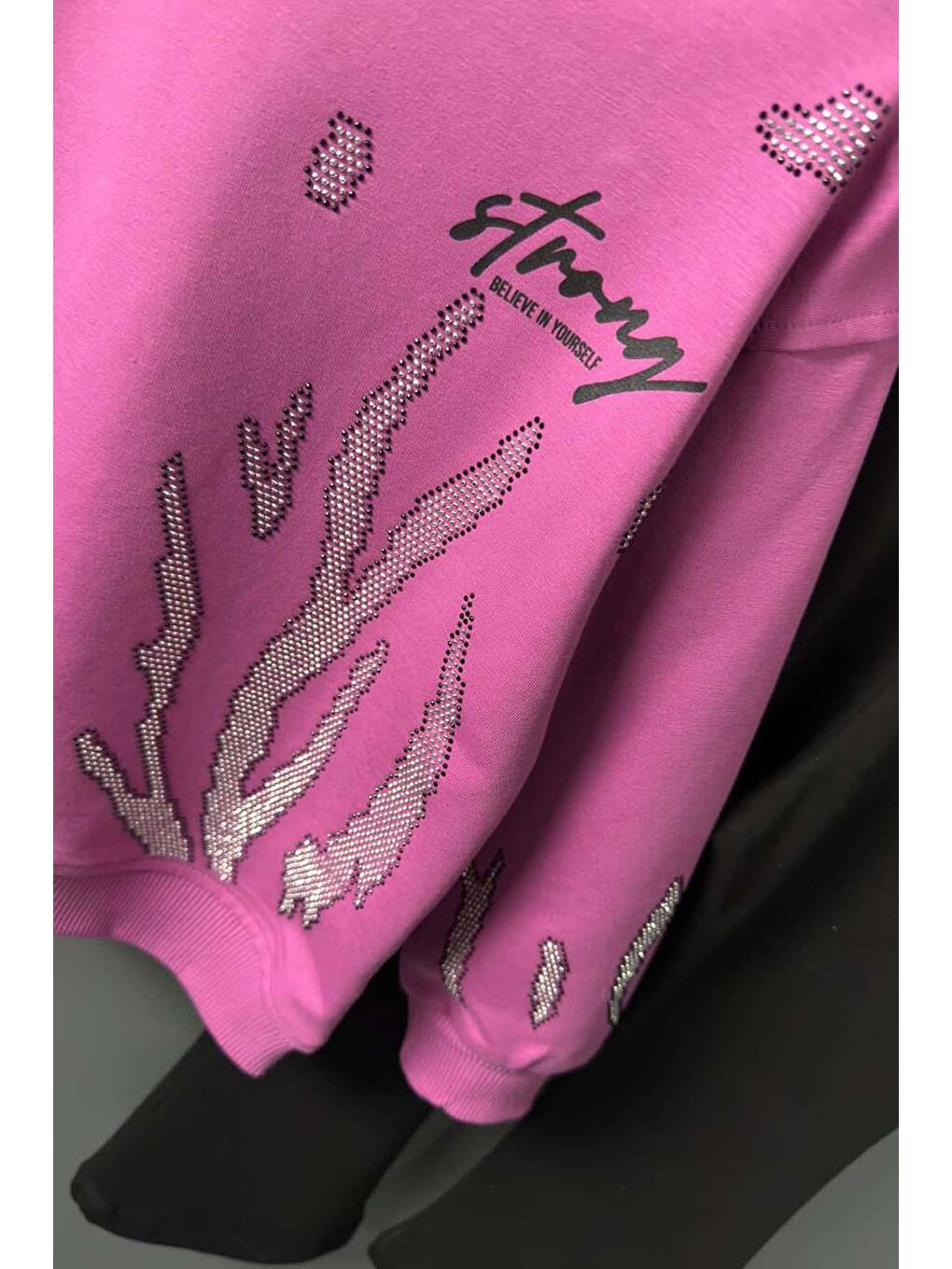 Kız Çocuk Strong Yazı Detaylı ve Üzeri Taş Ağaç Baskılı Çift Cepli Mor Eşofman Takım-2