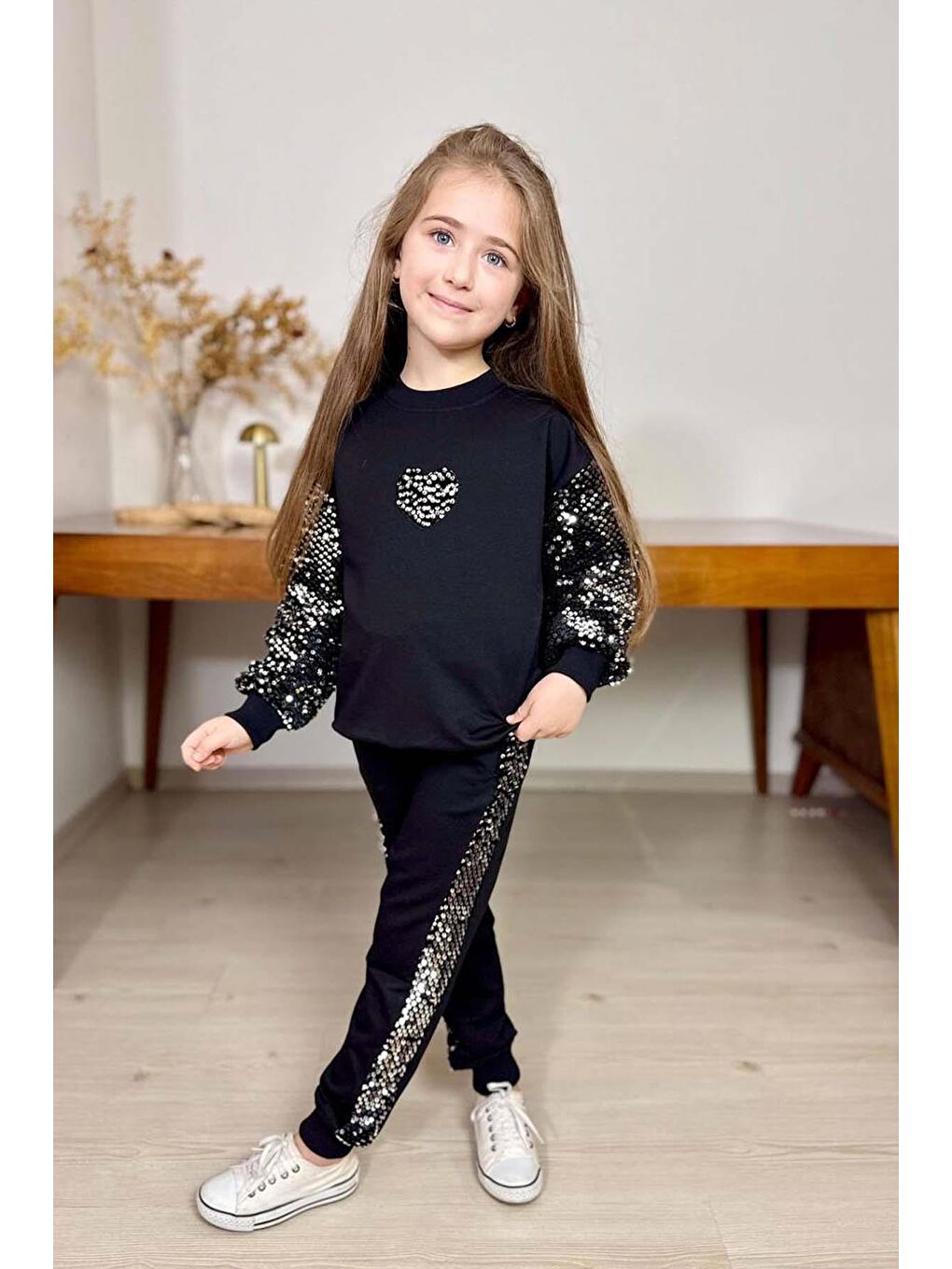 Kız Çocuk Bisiklet Yaka Kollarında ve Göğsünde Kalp Pulpayet İşlemeli Siyah Eşofman Takım