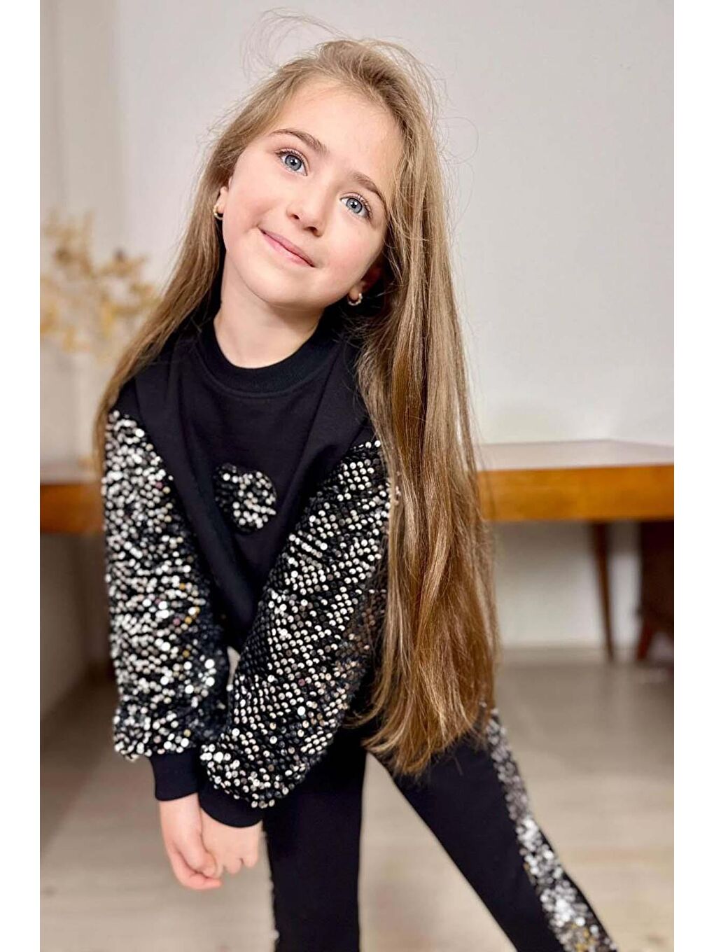 Kız Çocuk Bisiklet Yaka Kollarında ve Göğsünde Kalp Pulpayet İşlemeli Siyah Eşofman Takım-1