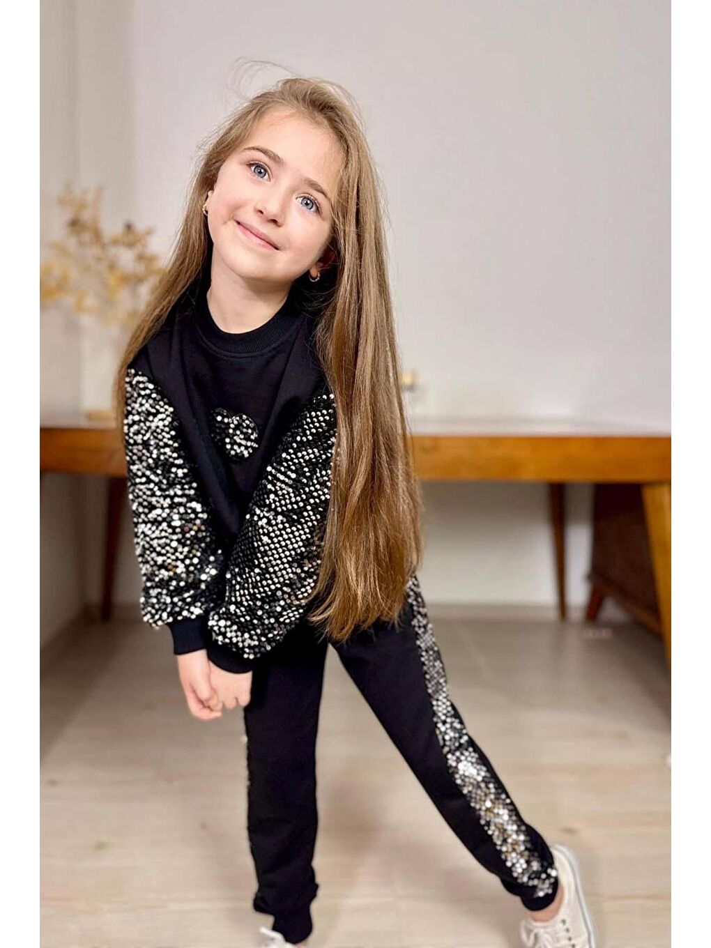 Kız Çocuk Bisiklet Yaka Kollarında ve Göğsünde Kalp Pulpayet İşlemeli Siyah Eşofman Takım-2