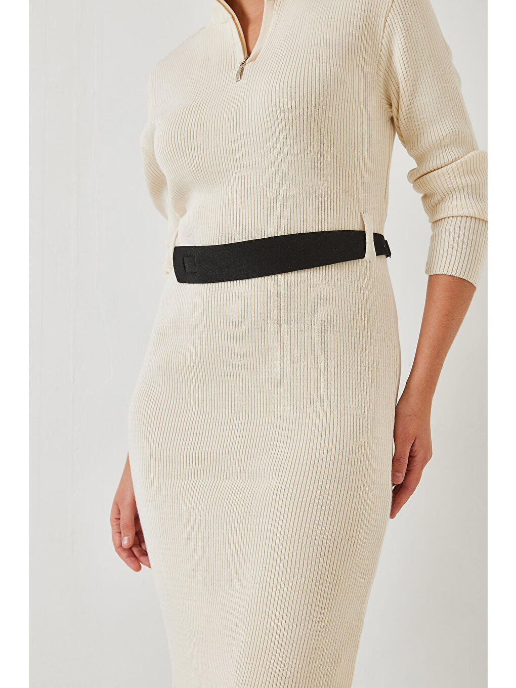 Bej Kadın Yakası Fermuarlı Kemerli Uzun Triko Elbise-1