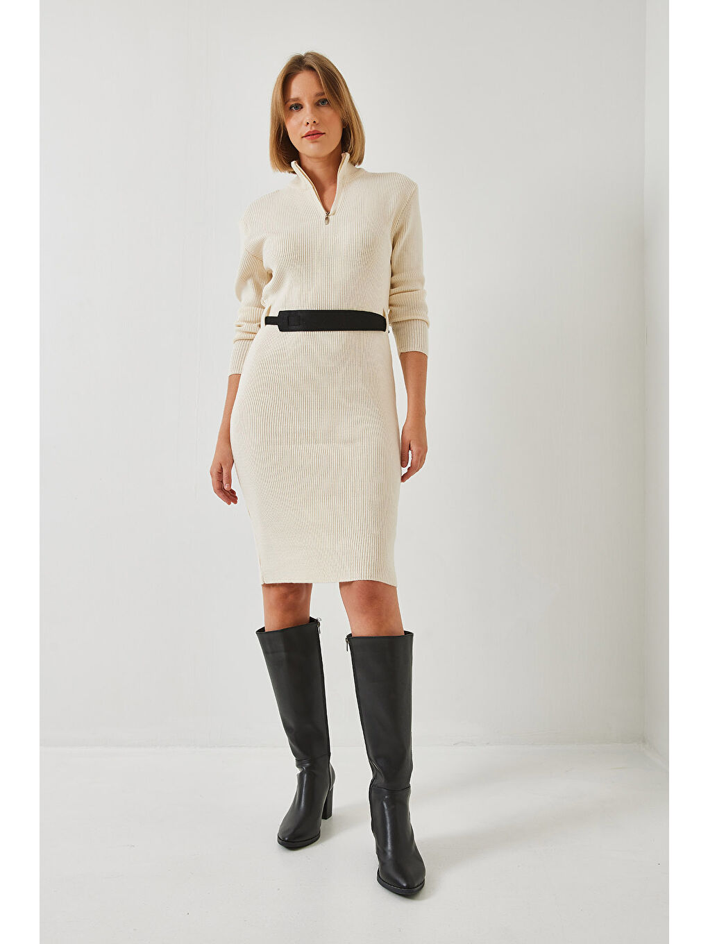 Bej Kadın Yakası Fermuarlı Kemerli Uzun Triko Elbise-3