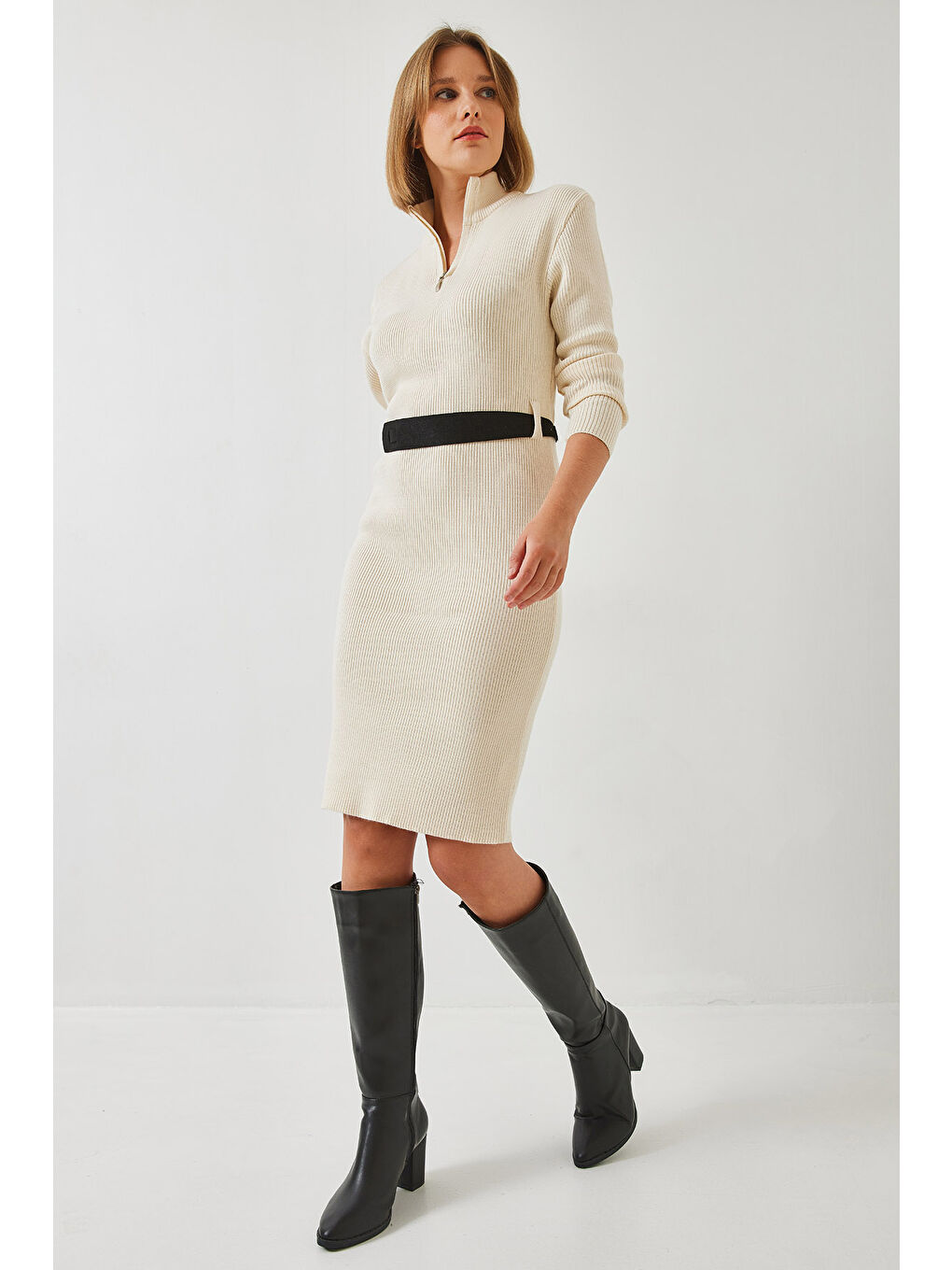 Bej Kadın Yakası Fermuarlı Kemerli Uzun Triko Elbise-4