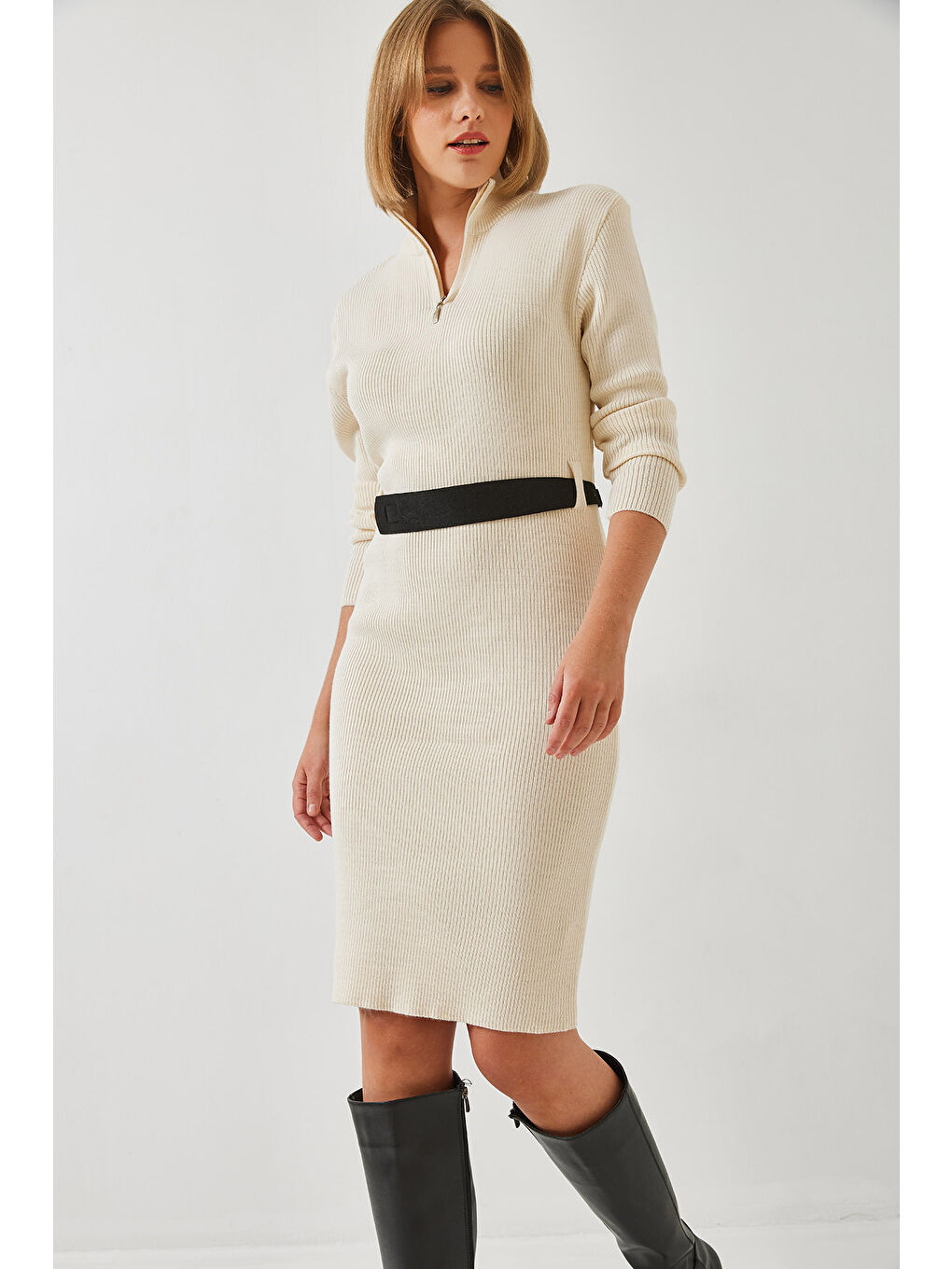 Bej Kadın Yakası Fermuarlı Kemerli Uzun Triko Elbise-5