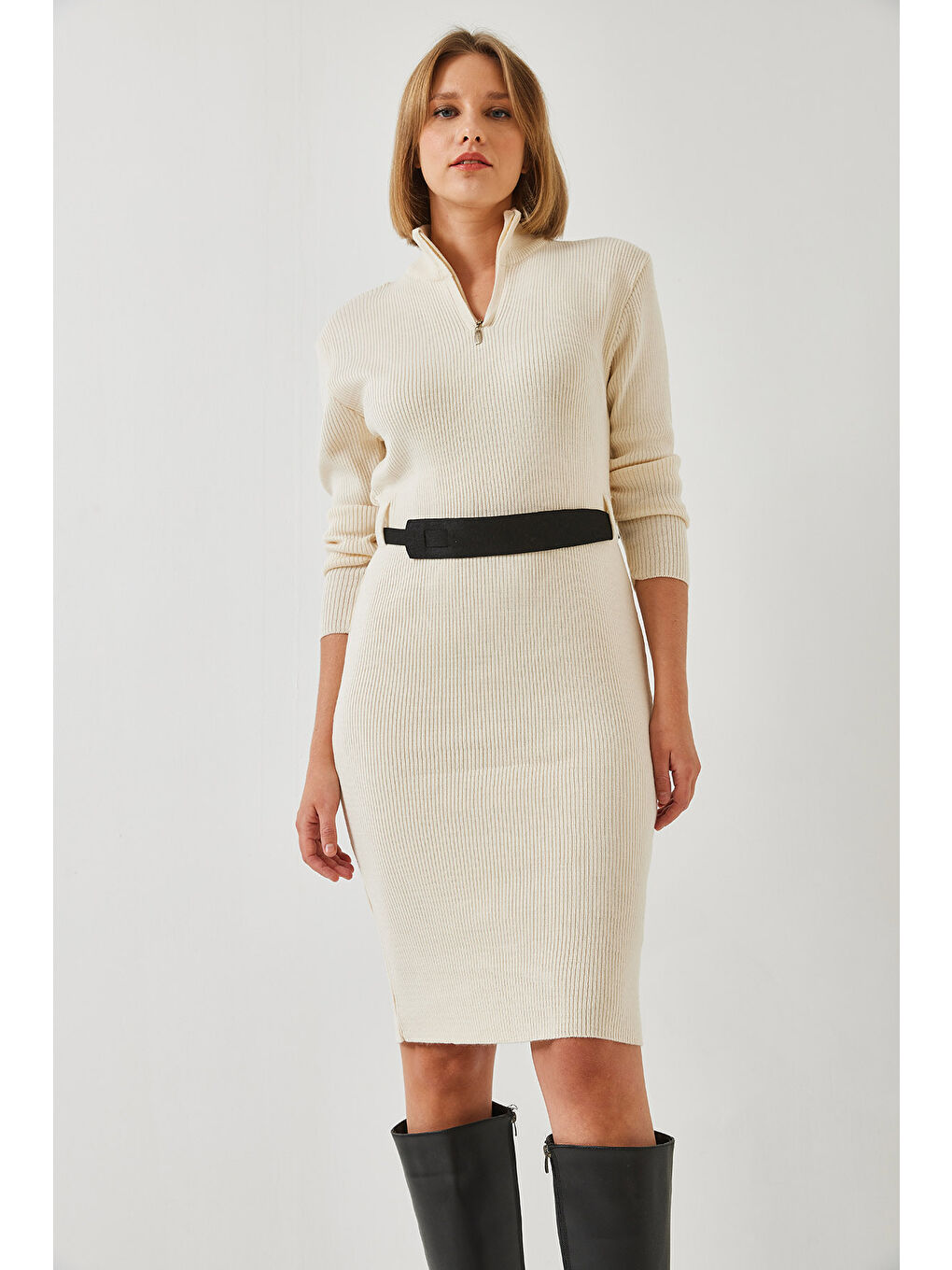 Bej Kadın Yakası Fermuarlı Kemerli Uzun Triko Elbise-6