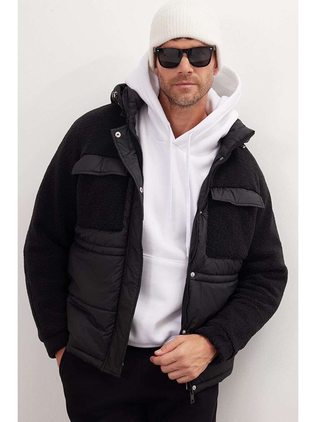 Erkek Regular Fit Klasik Kesim Kapüşonlu Fermuarlı Çift Cepli Çıtçıt Kapamalı Sıcak Tutan Siyah Mont