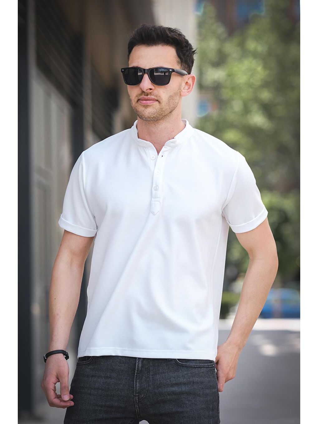 Beyaz Cole Slim Fit Esnek Elastanlı Yarım Düğmeli Kısa Kol Hakim Yaka Erkek Tişört-1