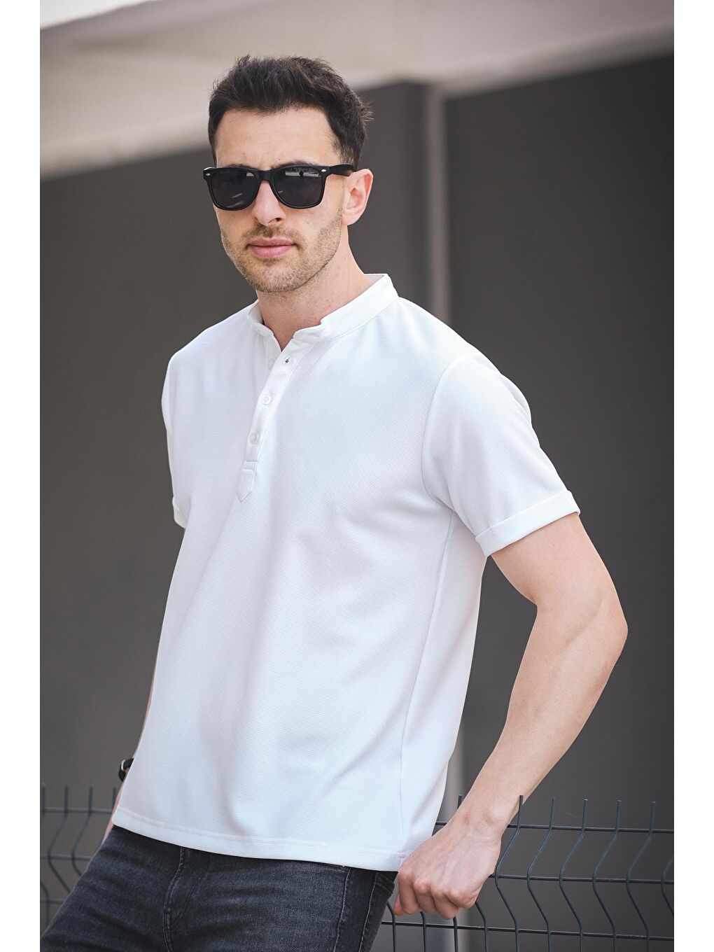 Beyaz Cole Slim Fit Esnek Elastanlı Yarım Düğmeli Kısa Kol Hakim Yaka Erkek Tişört-2