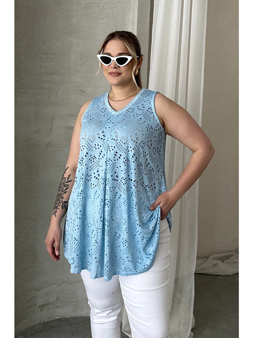 Mavi Büyük Beden V Yaka Sıfır Kol Dantel Detaylı Astarsız Bluz 302965-1