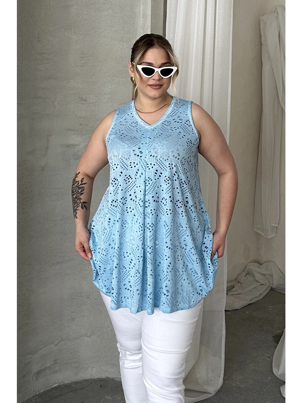 Mavi Büyük Beden V Yaka Sıfır Kol Dantel Detaylı Astarsız Bluz 302965-3