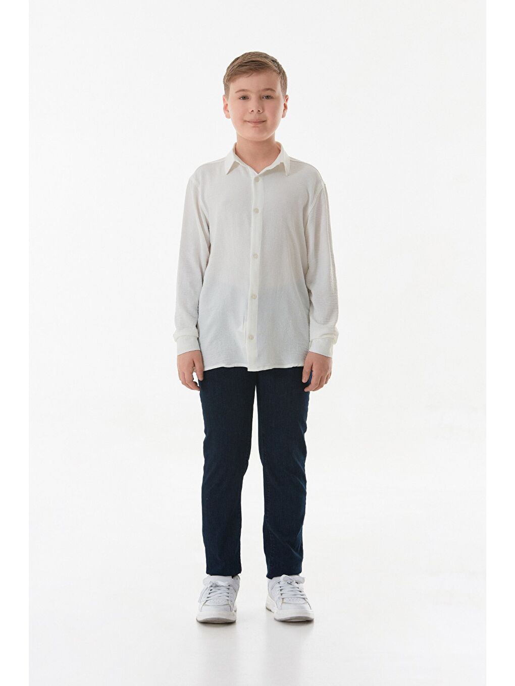 Beyaz Ayrobin Kumaş Düğmeli Erkek Çocuk Gömlek-1