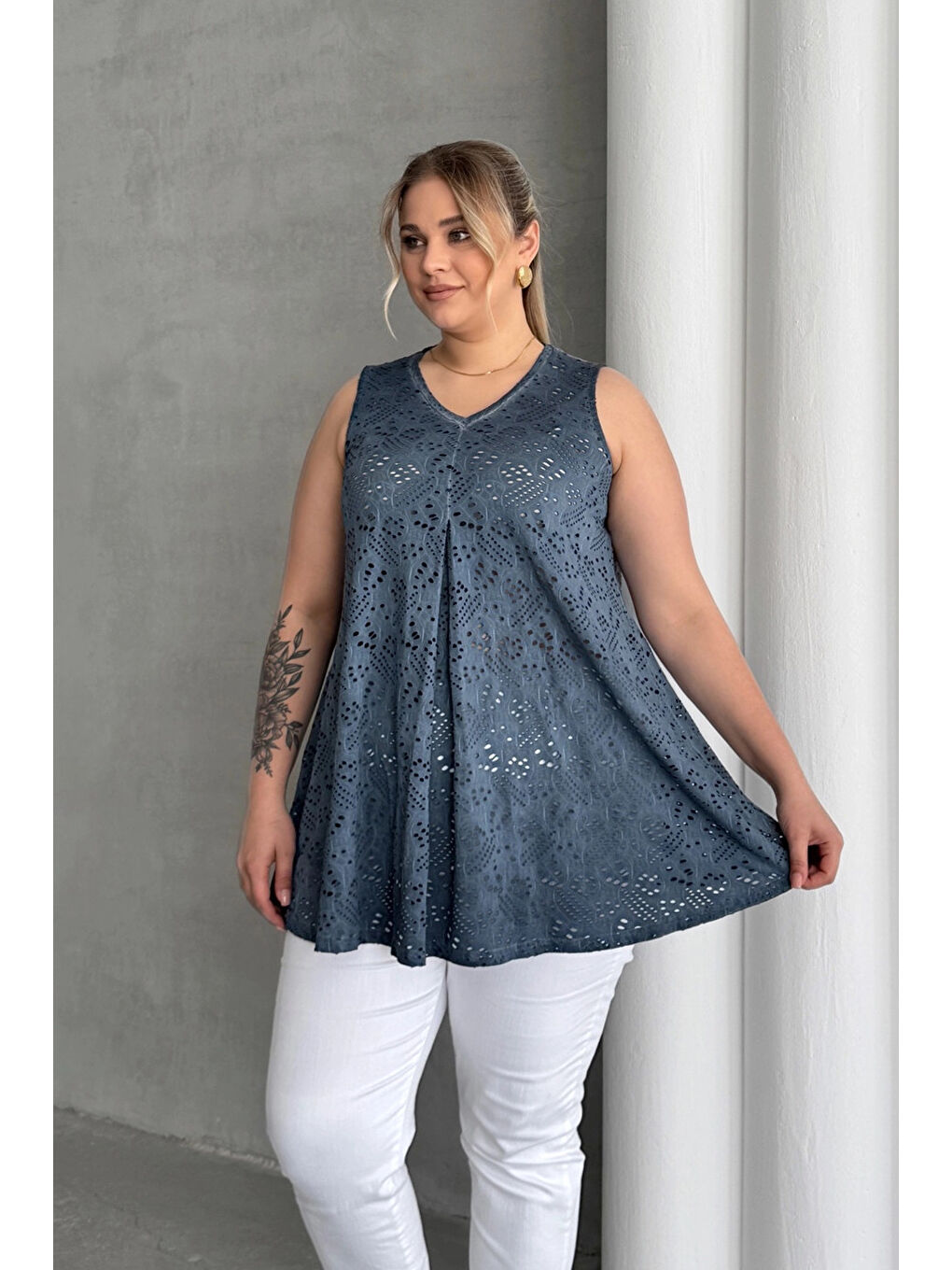 Mavi Büyük Beden V Yaka Sıfır Kol Dantel Detaylı Astarsız Bluz 302966