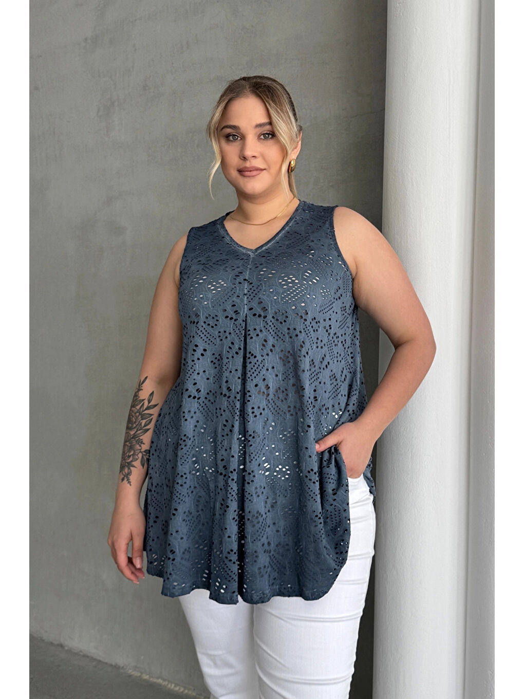 Mavi Büyük Beden V Yaka Sıfır Kol Dantel Detaylı Astarsız Bluz 302966-1