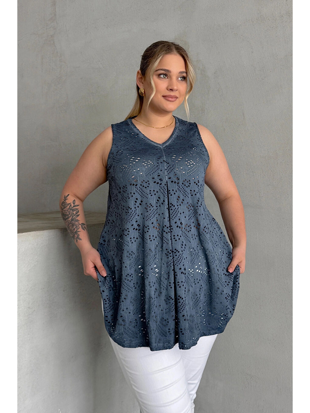 Mavi Büyük Beden V Yaka Sıfır Kol Dantel Detaylı Astarsız Bluz 302966-3