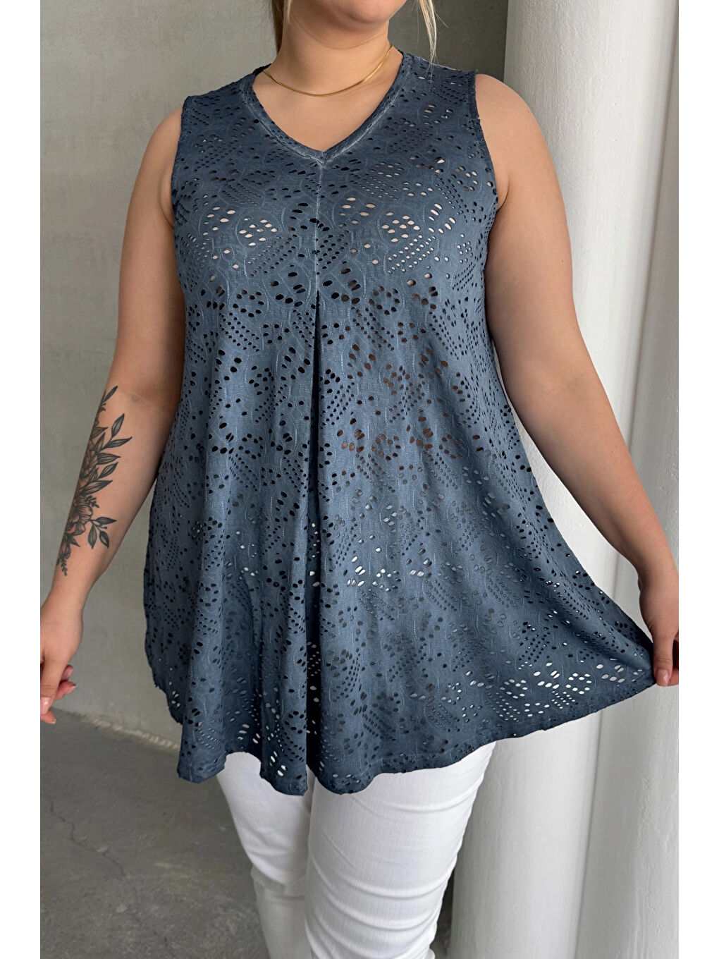 Mavi Büyük Beden V Yaka Sıfır Kol Dantel Detaylı Astarsız Bluz 302966-4