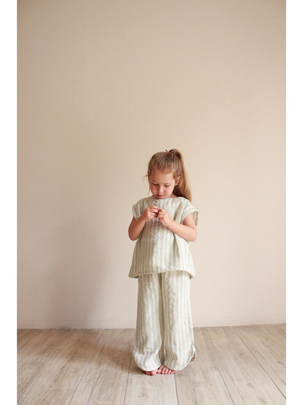 Yeşil Çizgili Sırt Detaylı Müslin Takım