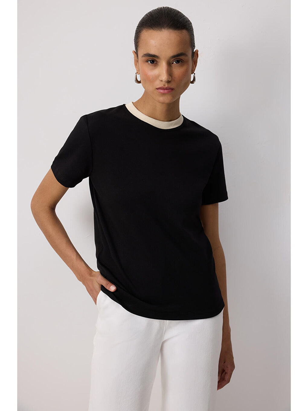 Siyah %100 Pamuklu Ribana Yaka Kısa Kollu T-Shırt-1