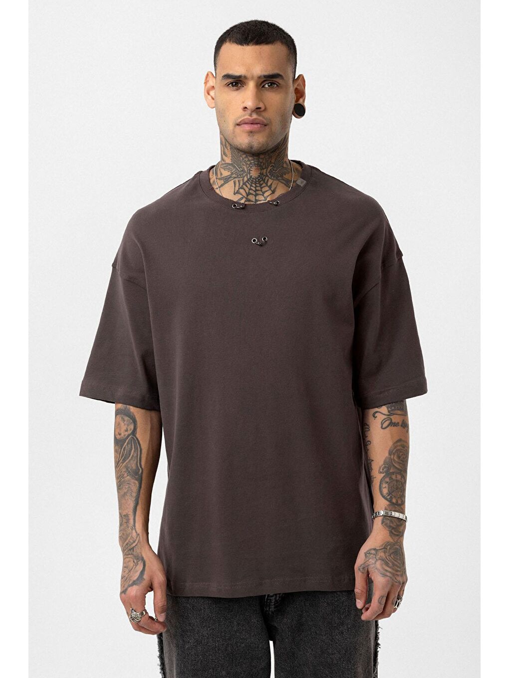 Kahverengi Oversize Metal Halka Detaylı Tişört Kahve-2