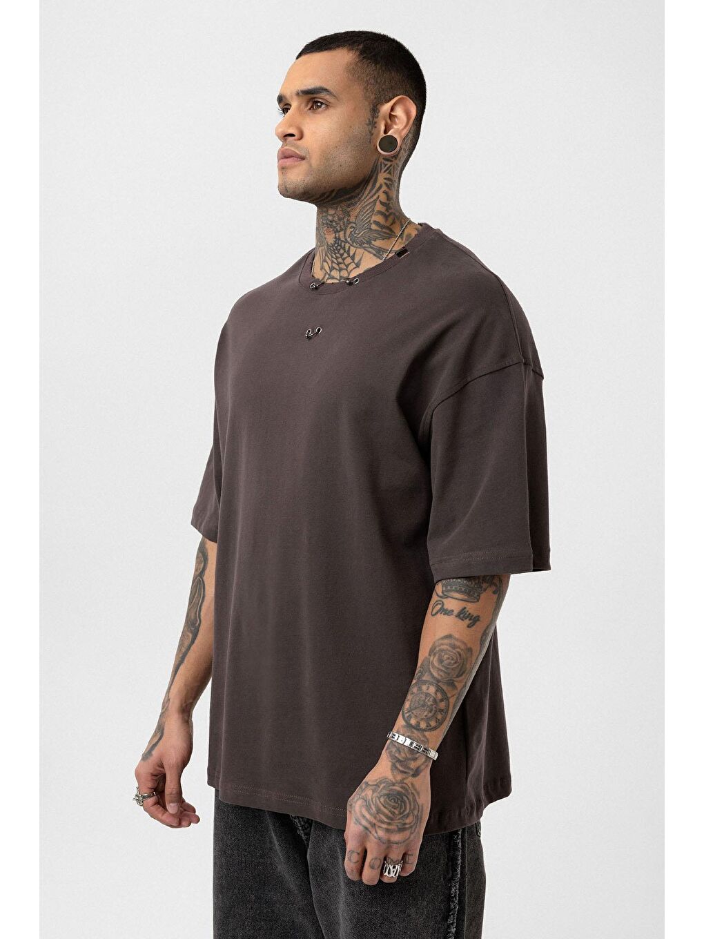 Kahverengi Oversize Metal Halka Detaylı Tişört Kahve-4