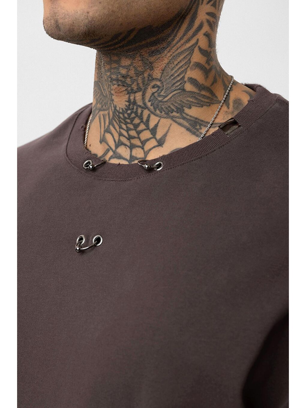 Kahverengi Oversize Metal Halka Detaylı Tişört Kahve-5
