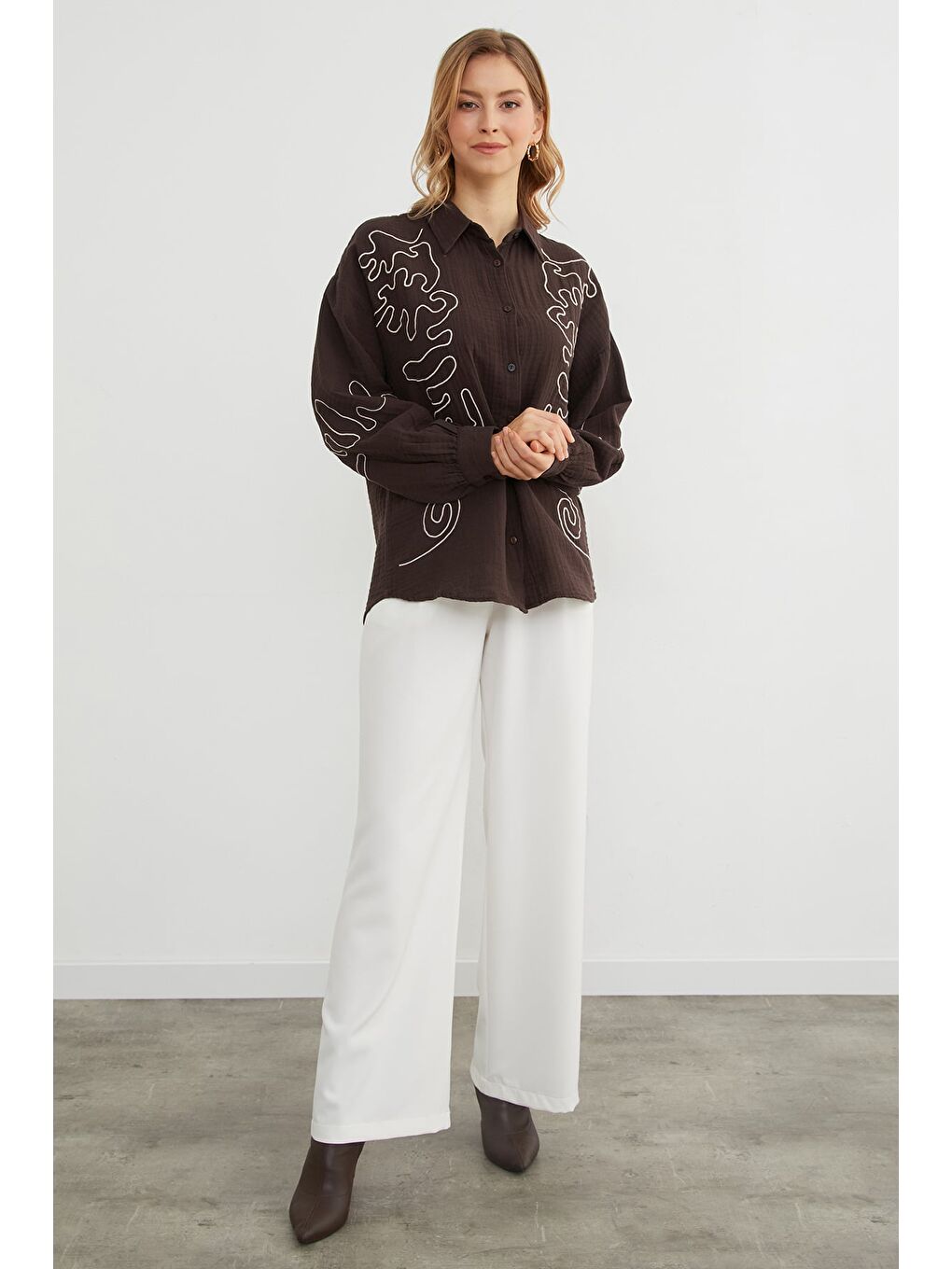 Kahverengi Geometrik Nakışlı Bol Gömlek-1