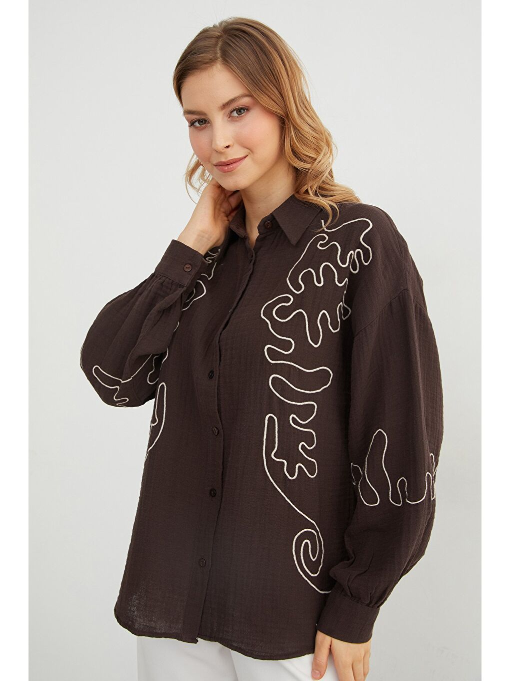 Kahverengi Geometrik Nakışlı Bol Gömlek-2