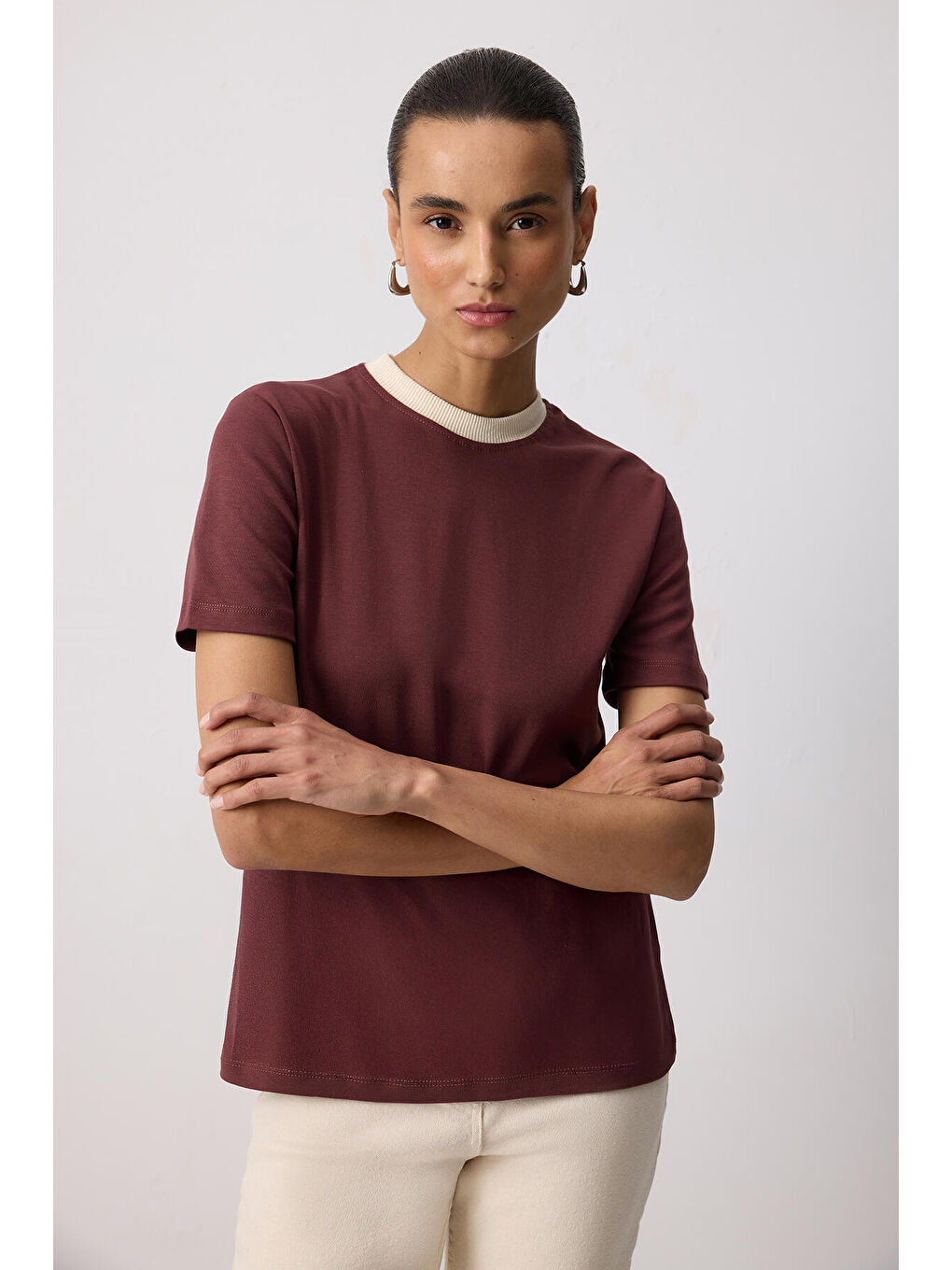 Kahverengi %100 Pamuklu Ribana Yaka Kısa Kollu T-Shırt-1