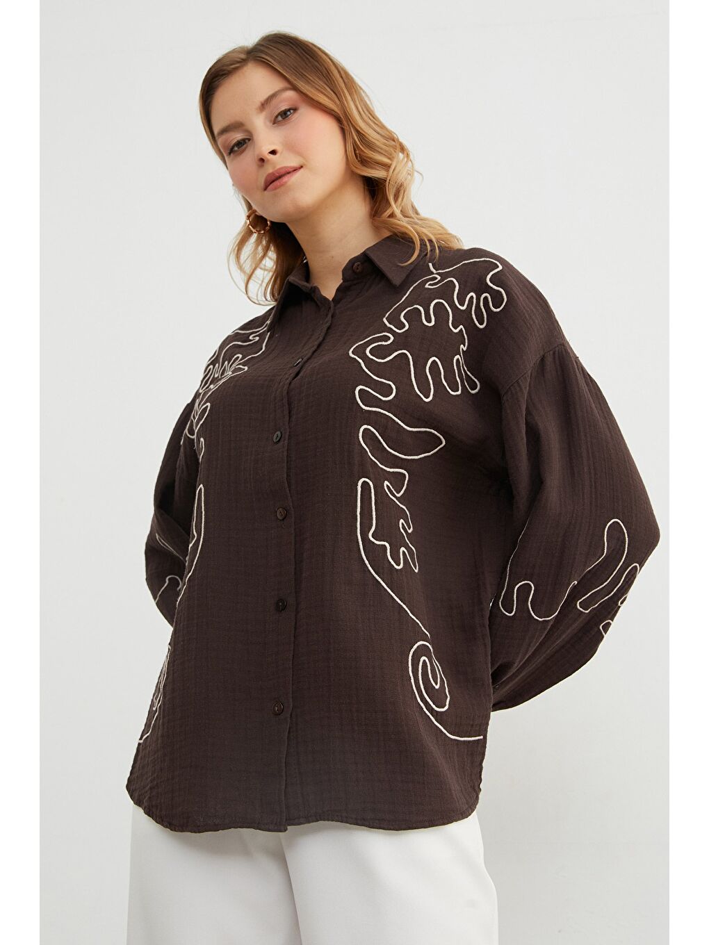 Kahverengi Geometrik Nakışlı Bol Gömlek-3