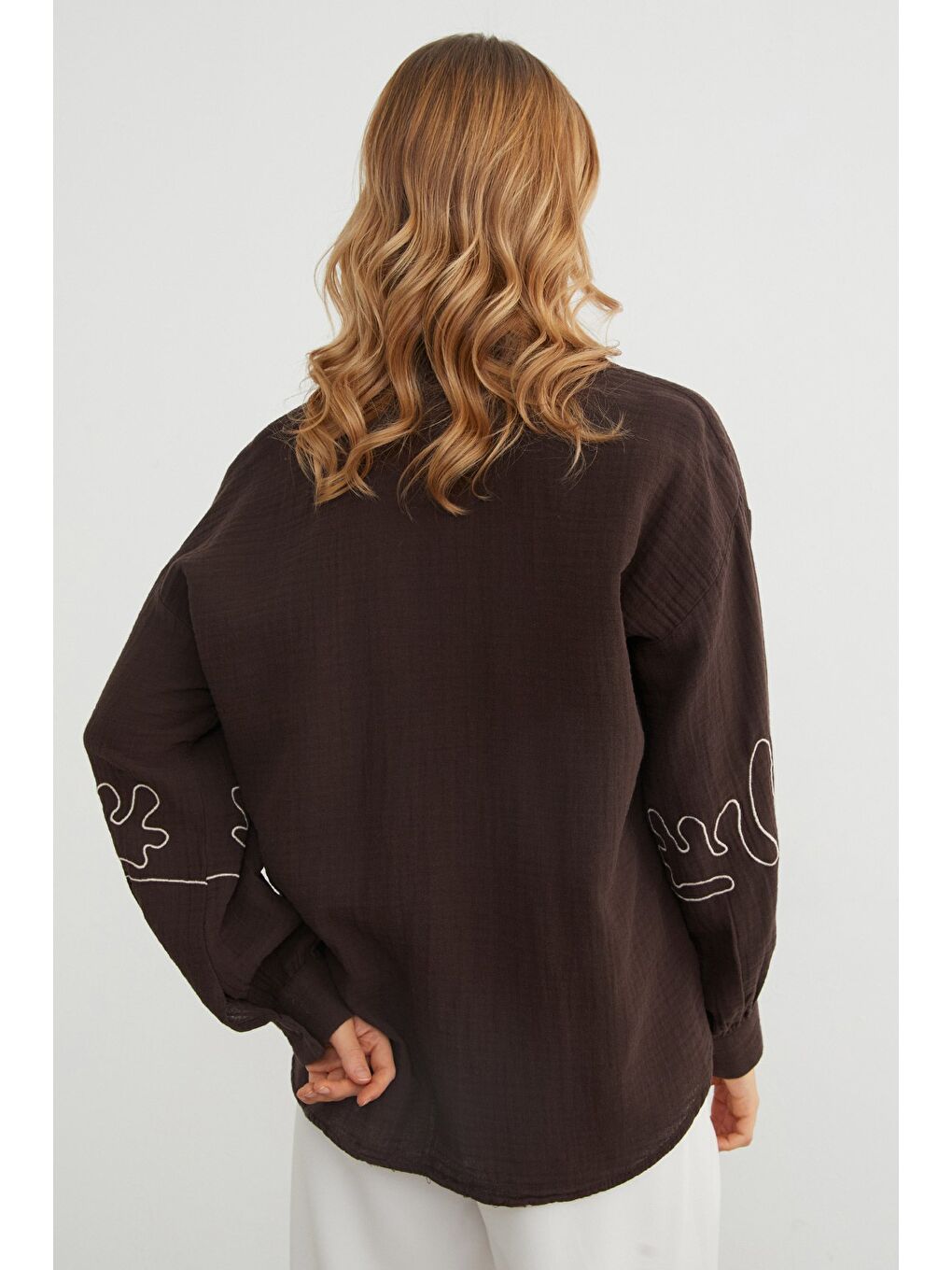 Kahverengi Geometrik Nakışlı Bol Gömlek-4