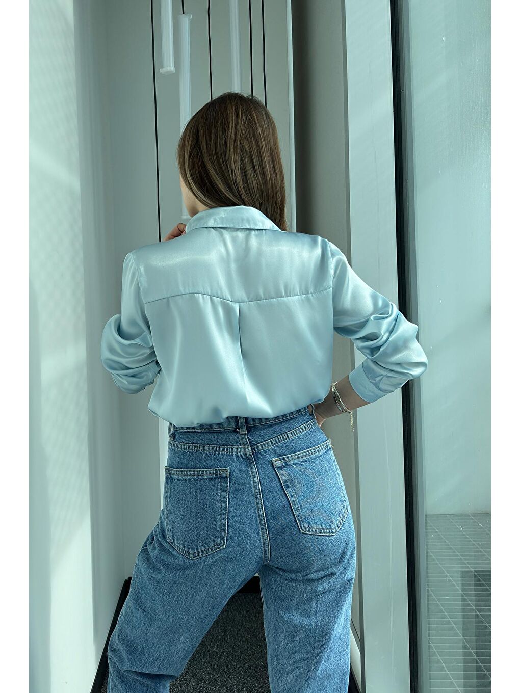 Kadın Buz Mavisi Dökümlü Viskon Basic Saten Gömlek-2