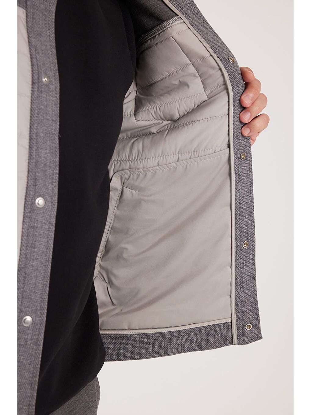 Erkek Relax Fit Rahat Kesim Çıt Çıt Düğmeli Kapitone Kapaklı Çift Cep Sıcak Tutan Bej Kaşe Mont-2