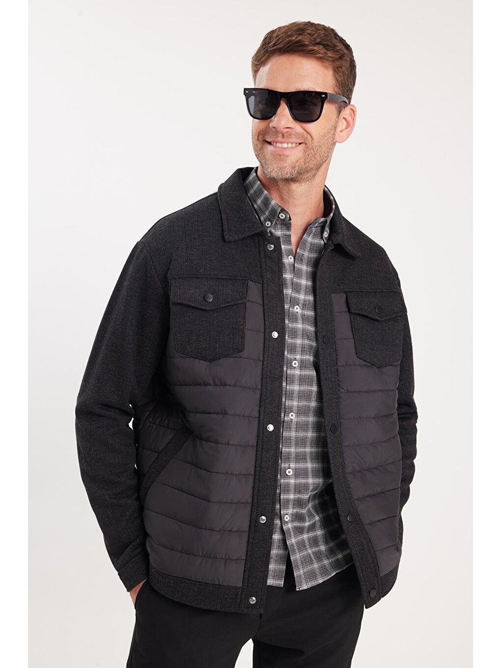 Erkek Relax Fit Rahat Kesim Çıt Çıt Düğmeli Kapitone Kapaklı Çift Cep Sıcak Tutan Siyah Kaşe Mont