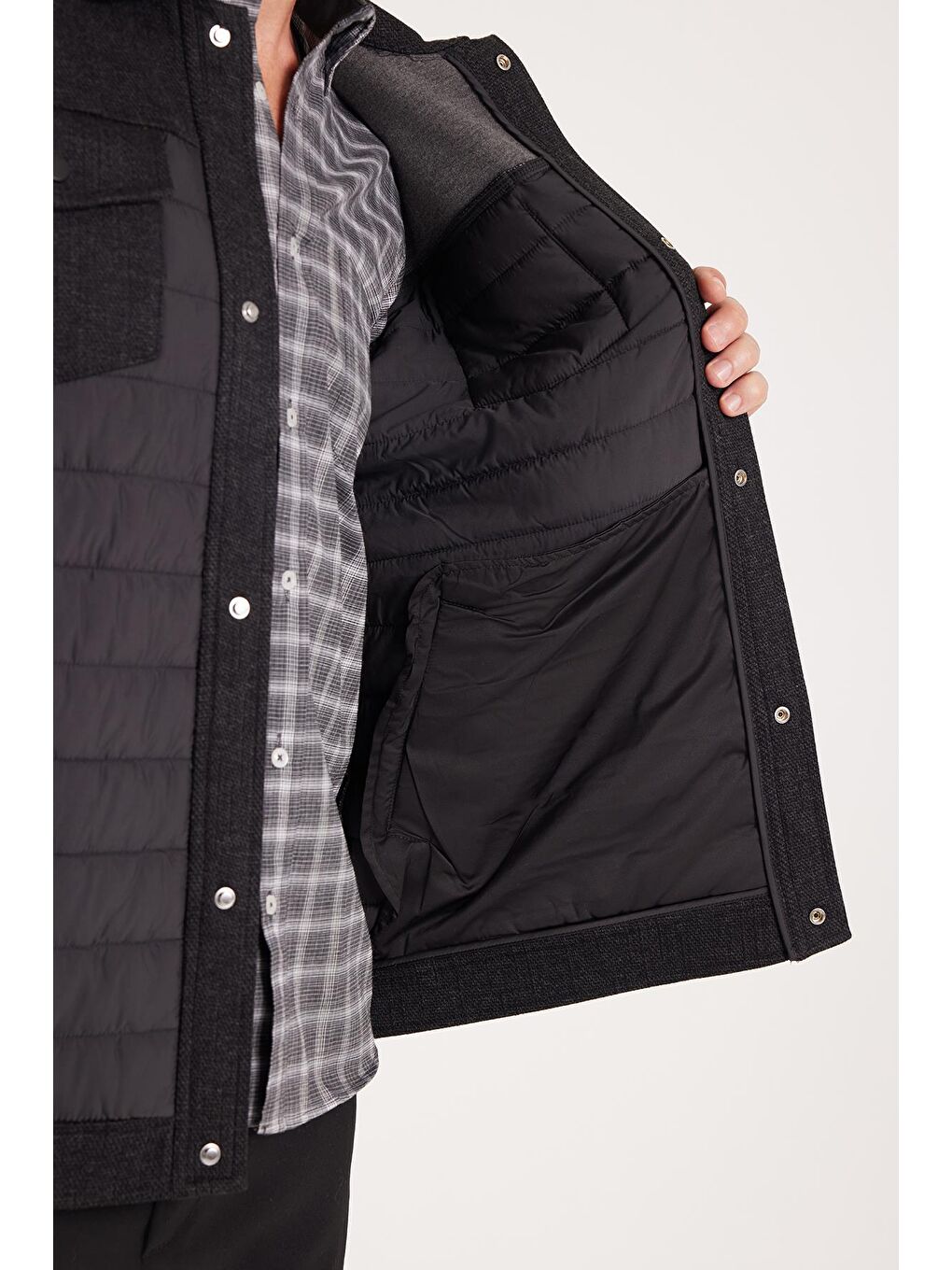 Erkek Relax Fit Rahat Kesim Çıt Çıt Düğmeli Kapitone Kapaklı Çift Cep Sıcak Tutan Siyah Kaşe Mont-2