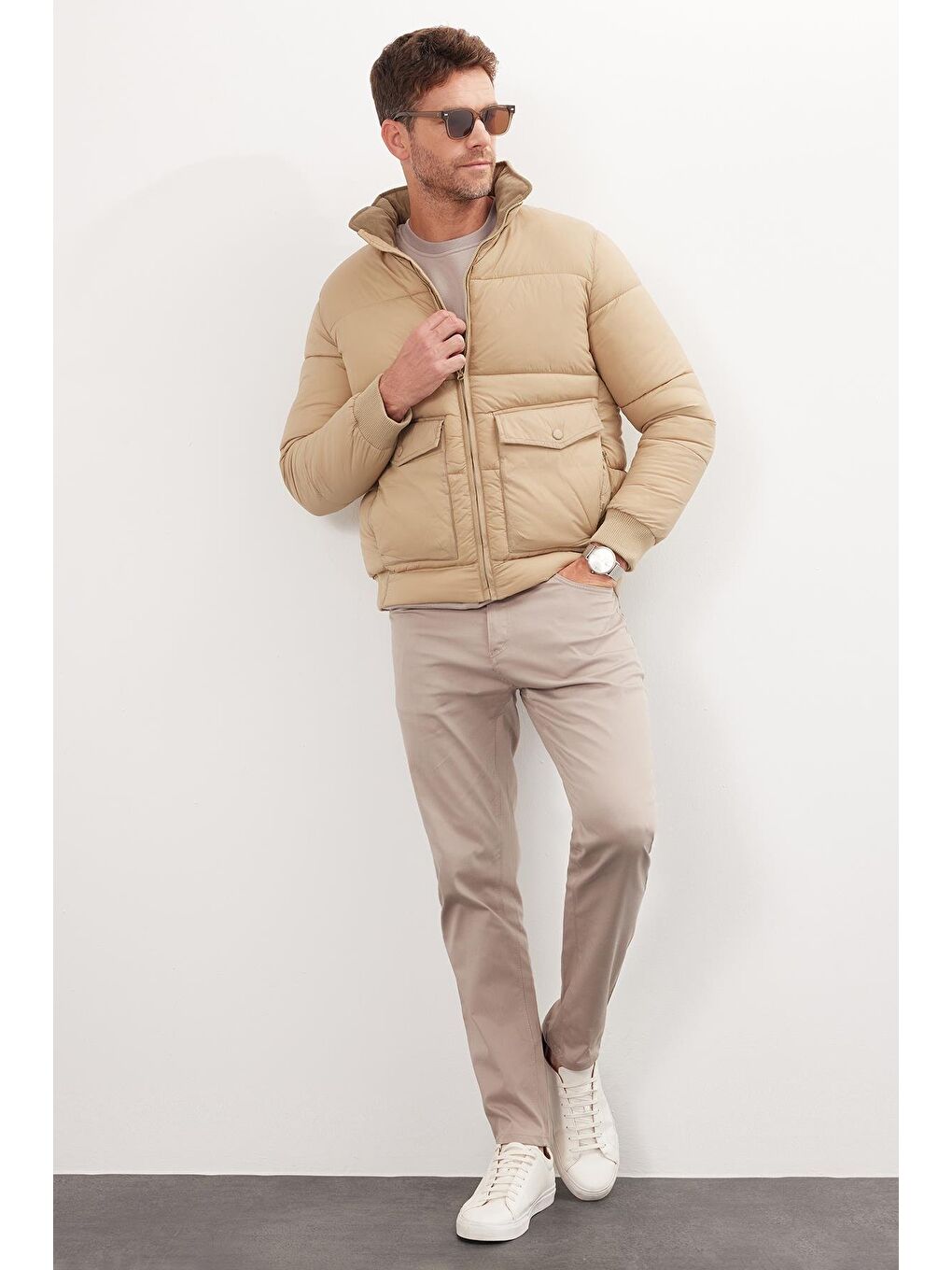 Bej Erkek Regular Fit Klasik Kesim Çift Cepli Lastikli Sıcak Tutan Dik Yaka Kum Rengi Mont-1