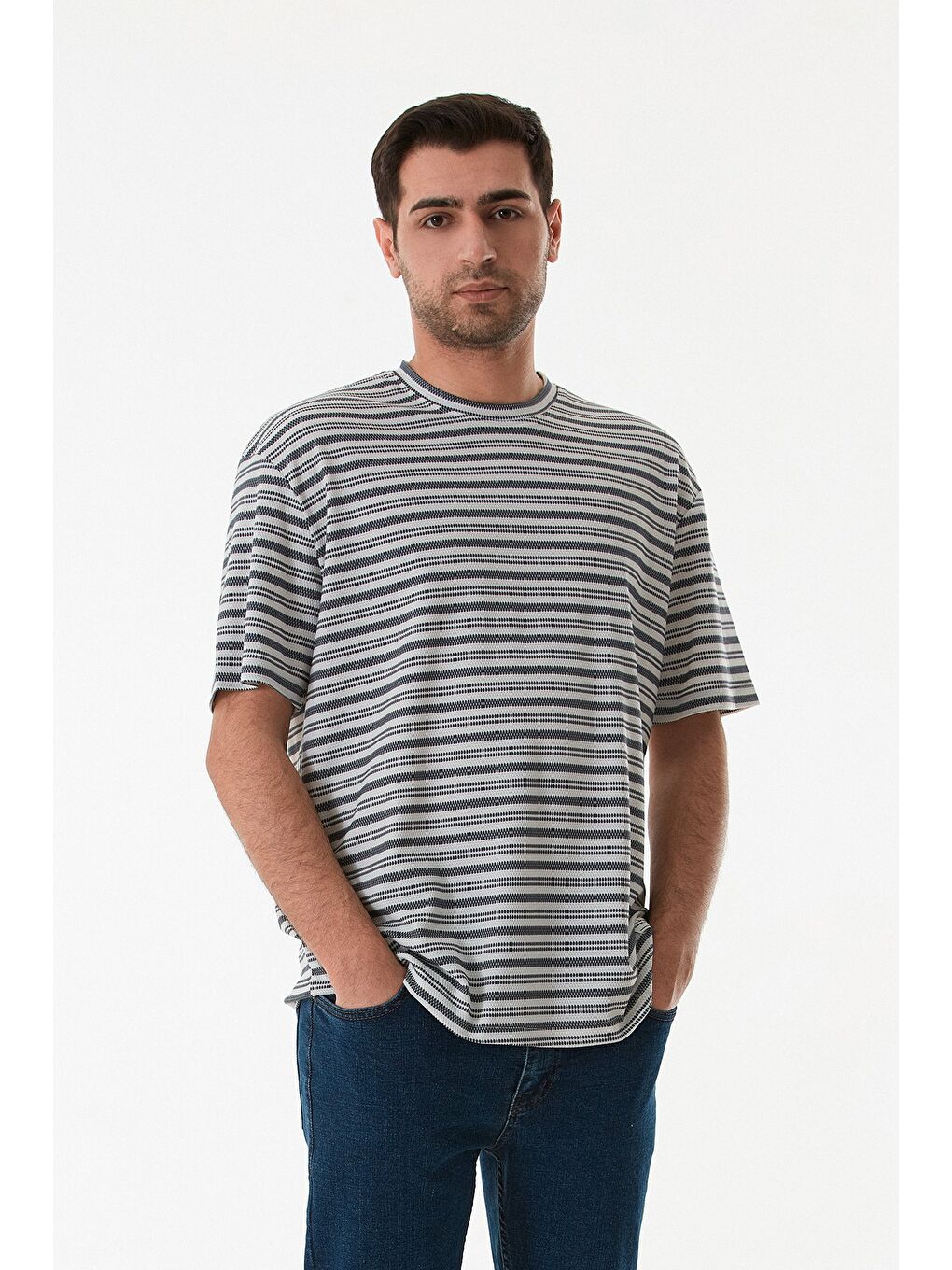 Gri Çizgili Jakarlı Bisiklet Yaka Tişört