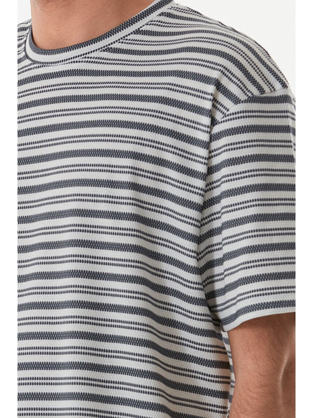 Gri Çizgili Jakarlı Bisiklet Yaka Tişört-4
