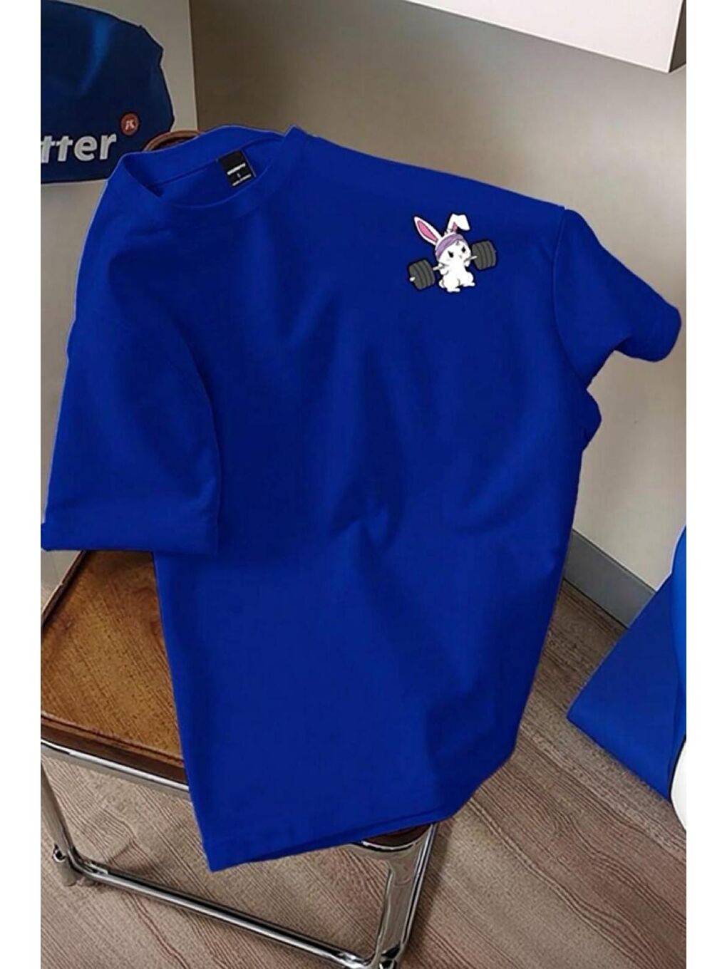 Mavi Gym Bunny - Halter Kaldıran Tavşan Baskılı Unisex Oversize Pamuklu Tişört-1