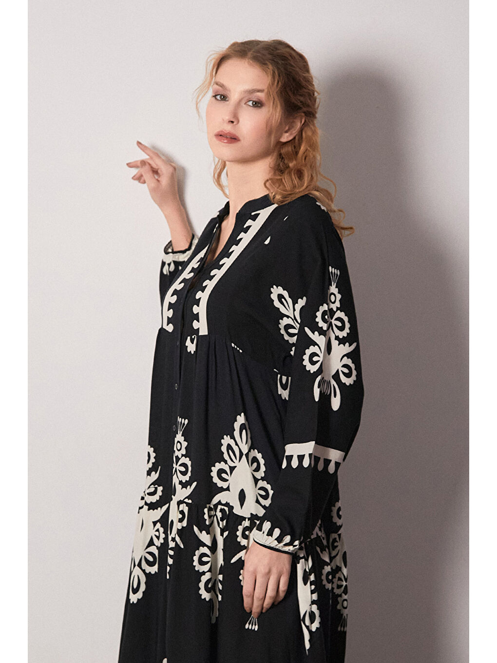 Siyah Etnik Desenli Yarım Düğmeli Kolları Lastikli Elbise-1