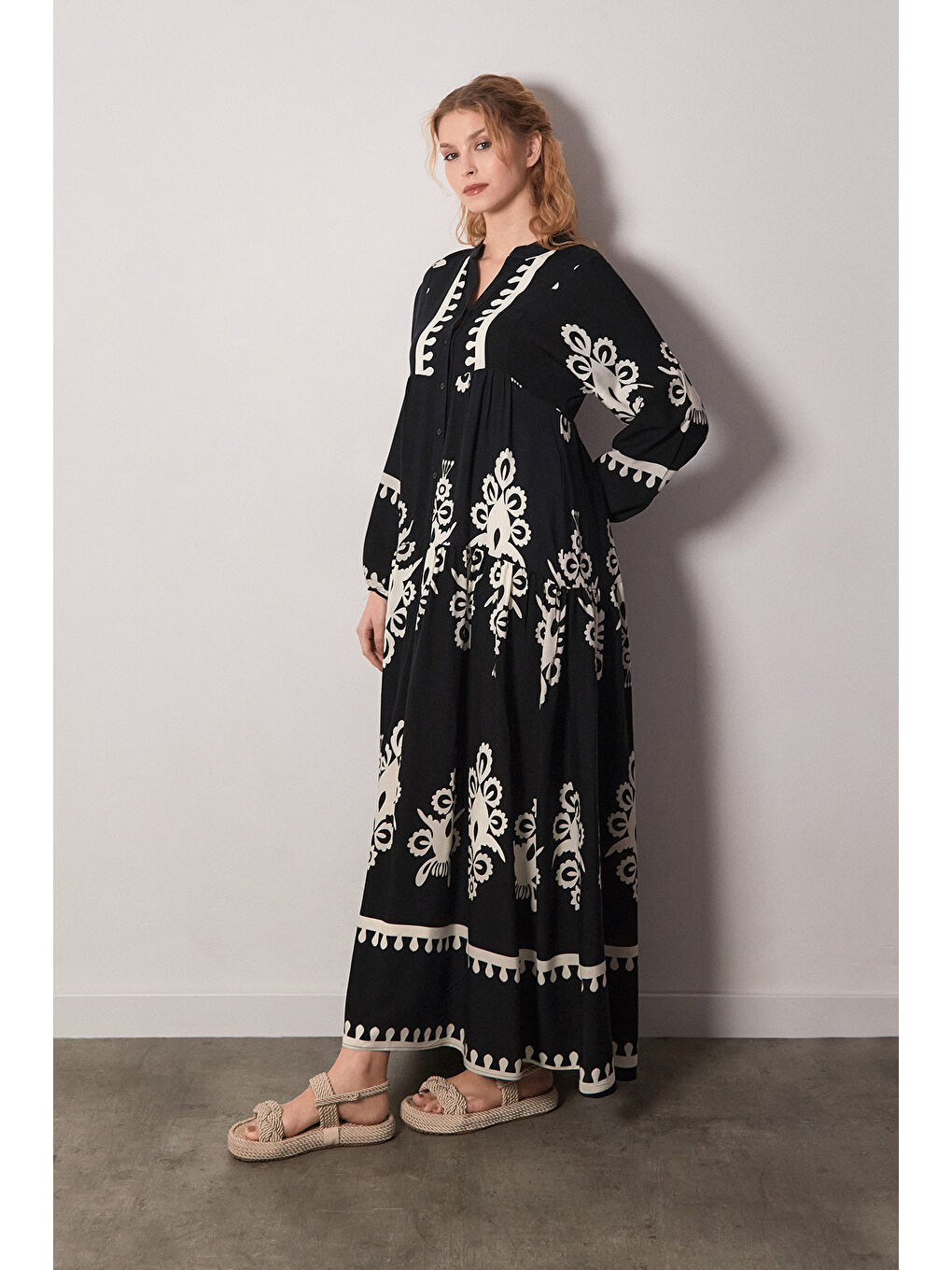 Siyah Etnik Desenli Yarım Düğmeli Kolları Lastikli Elbise-3