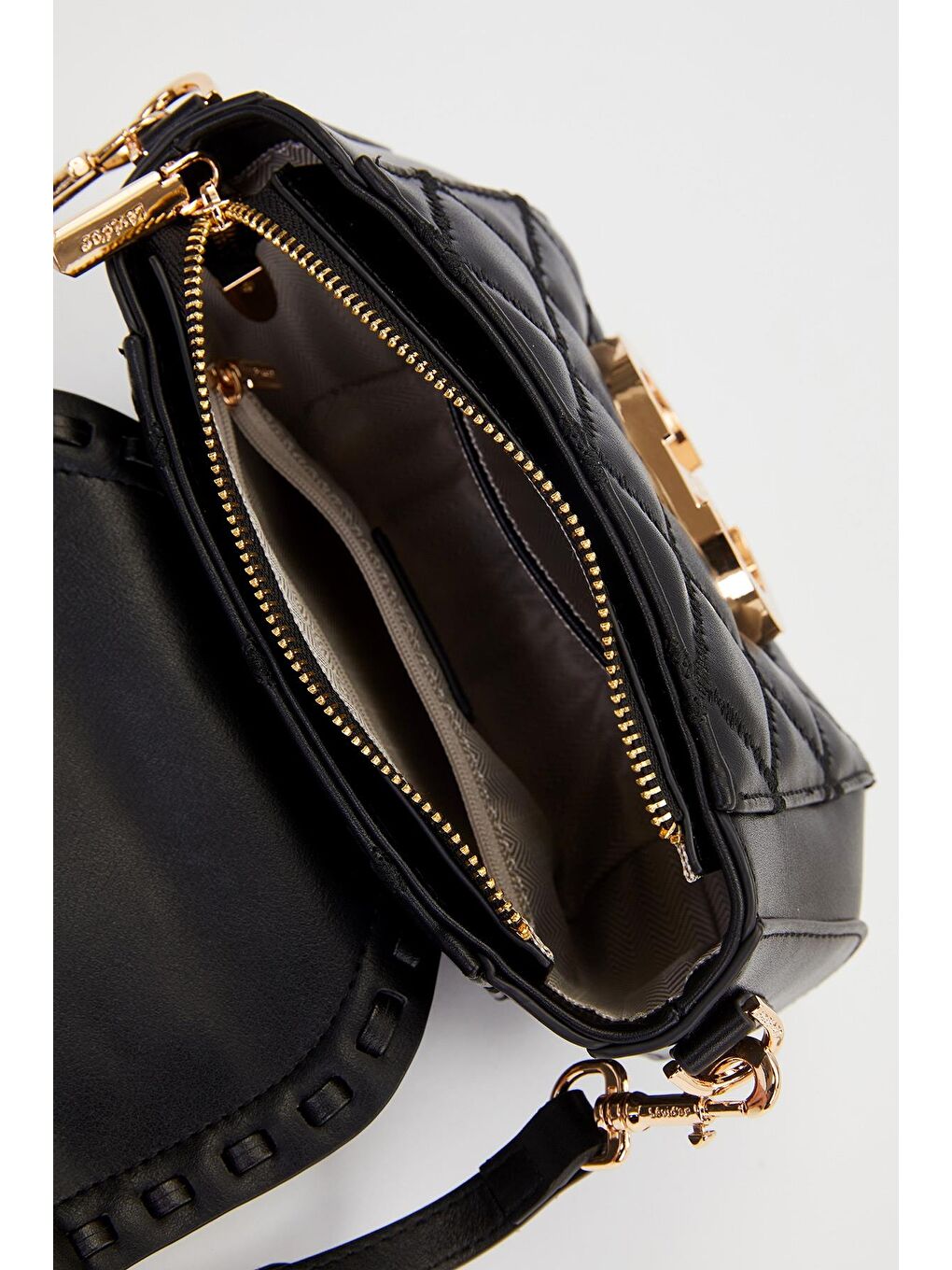 Siyah Dikdörtgen Metal Kilit Omuz Çantası 930428-4