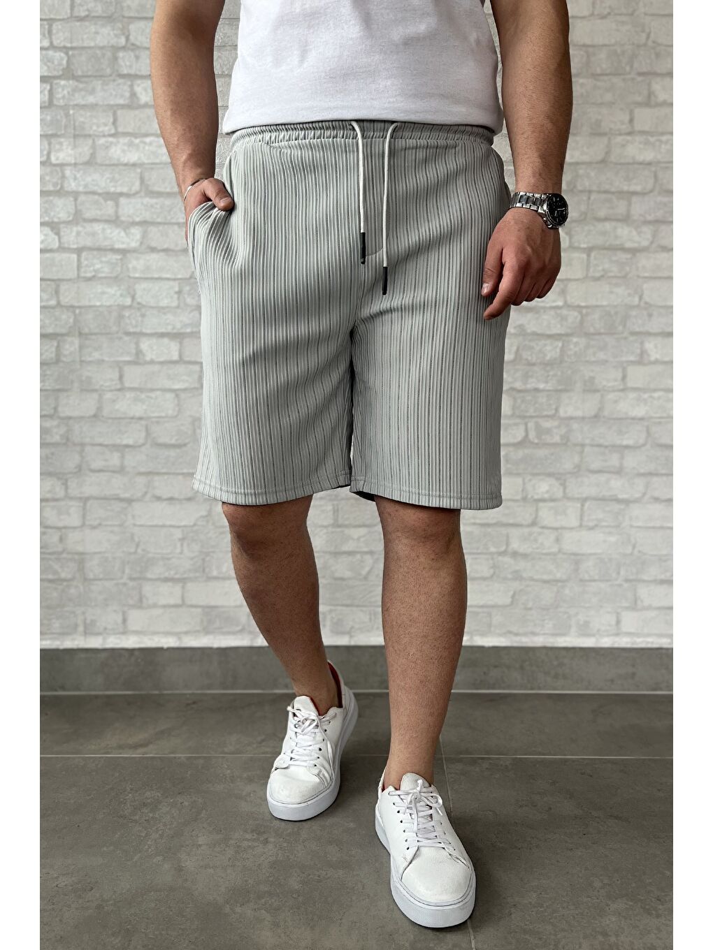 Gri Bel Bağcıklı Çizgi Desenli Erkek Şort