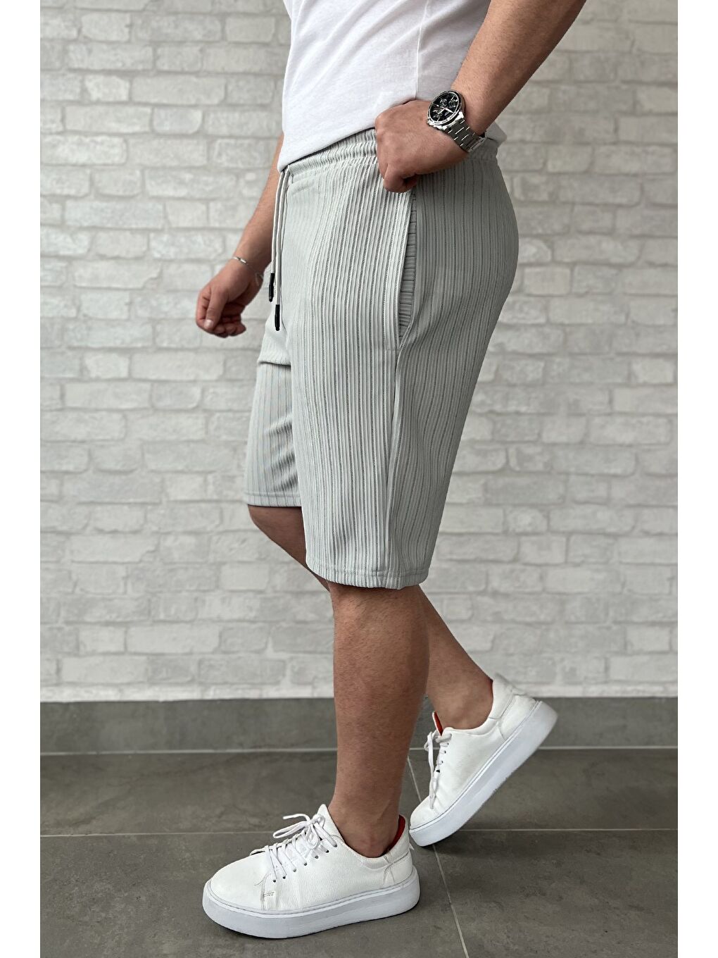 Gri Bel Bağcıklı Çizgi Desenli Erkek Şort-1